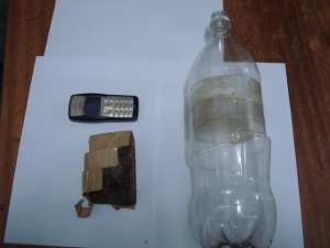 Celular estava escondido dentro da garrafa de refrigerante. (Foto: Divulgação Polícia Civil)