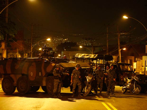 Militares tracam tiros no Complexo do Alemão.  (Foto: Pablo Jacob / Agência O Globo)