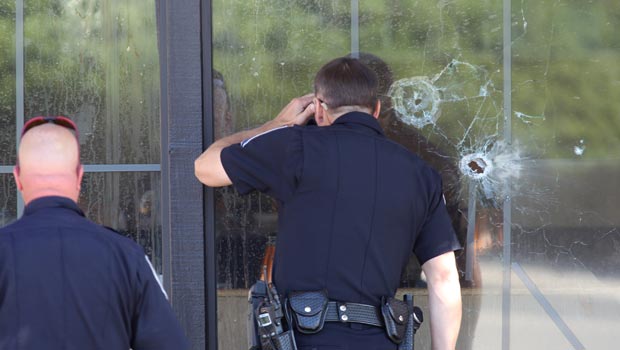 Policiais observam o local do tiroteio da manhã desta terça-feira (6) em Carson, no estado americano de Nevada (Foto: AP)