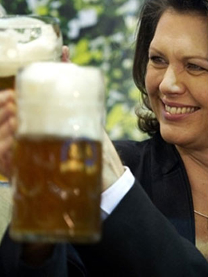 Benefícios valem para mulheres de meia-idade que consumiram até uma dose por dia de álcool. (Foto: Odd Andersen / AFP Photo)
