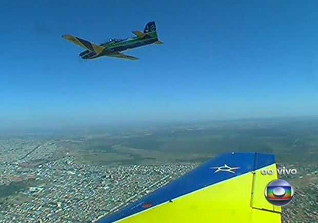 Câmera exclusiva da TV Globo em um dos aviões militares que acompanharão o desfile de 7 de Setembro, em Brasília. (Foto: Reprodução)