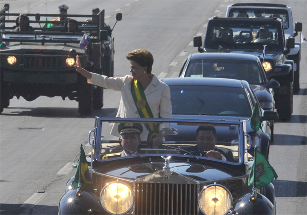 A presidente Dilma Rousseff desfila em carro aberto durante as comemorações pelo Dia da Independência, em Brasília.  (Foto: Agência Brasil)
