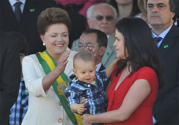 A presidente Dilma Rousseff, ao lado da filha, Paula, e do neto, Gabriel, e de seu grupo de ministros, durante o desfile em comemoração ao Dia da Independência. (Foto: Fabio Rodrigues Pozzebom/ABr)