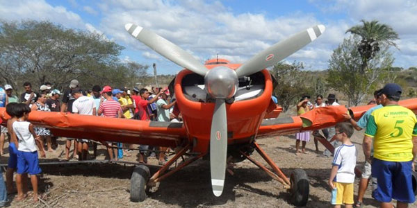 avião faz pouso de emergência na zona rural da Bahia (Foto: André Luiz/ Blog AL Notícias)