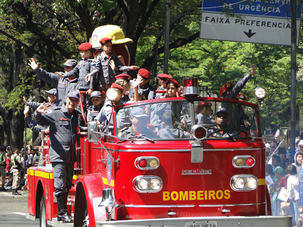 Crianças desfilam no carro do Corpo de Bombeiros (Foto: Pedro Triginelli / G1)