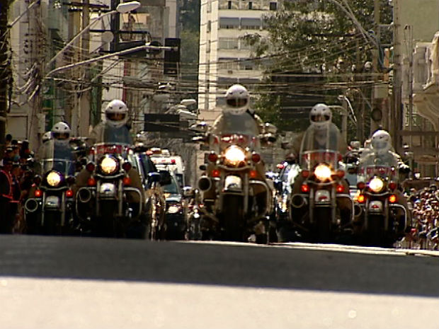 Desfile de militares em motos chamou atenção das crianças no ES (Foto: Ari Melo/ TV Gazeta)