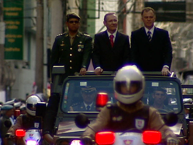 Governador do ES e prefeito de Vitória foram vaiados durante desfile (Foto: Ari Melo/ TV Gazeta)
