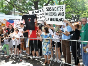 Manifestantes protestam contra a corrupção e violência em Campo Grande - MS (Foto: Fernando da Mata/G1 MS)