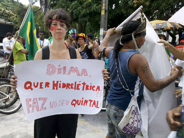 Manifestantes fazem piada sobre construção de hidrelétricas no Recife (Foto: Kety Marinho/TV Globo Nordeste)