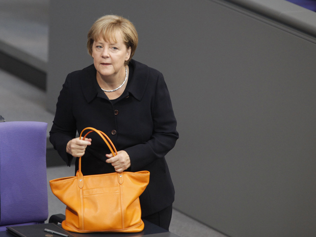 A chanceler alemã Angela Merkel discursa para a câmara baixa do Parlamento, em Berlim. Merkel, disse nesta quarta-feira que a crise da zona do euro não poderá ser resolvida com soluções rápidas radicais (Foto: Reuters)