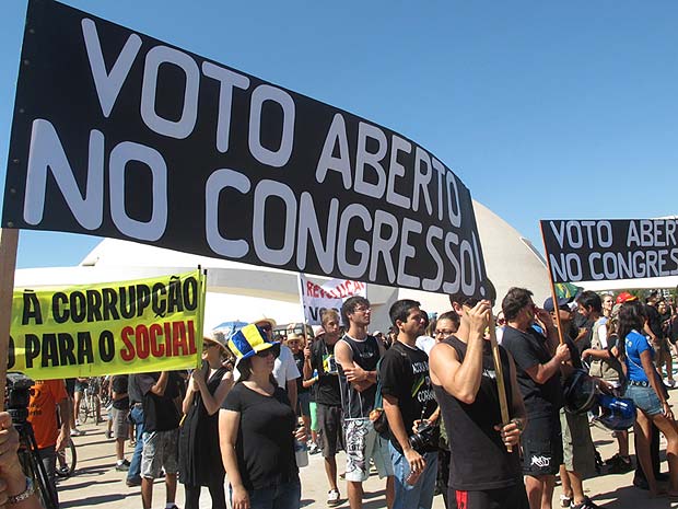 Manifestantes fazem protesto contra corrpção durante desfile de 7 de Setembro nesta quarta-feira (7) em Brasília (Foto: Rafaela Céo/G1)