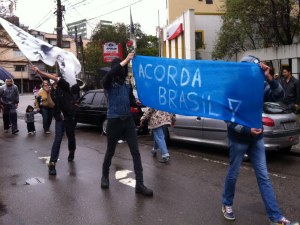 Manifestantes aproveitaram a data para protestar (Foto: Ariane Ducati/G1)