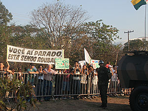 Manifestantes aproveitaram para protestar contra a corrupção  (Foto: Deivison Almeida/ G1)