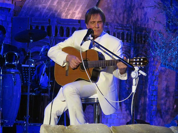 Roberto Carlos canta e toca violão em 'Detalhes': música teve versos cantados em português, inglês, espanhol e italiano (Foto: Henrique Porto/G1)