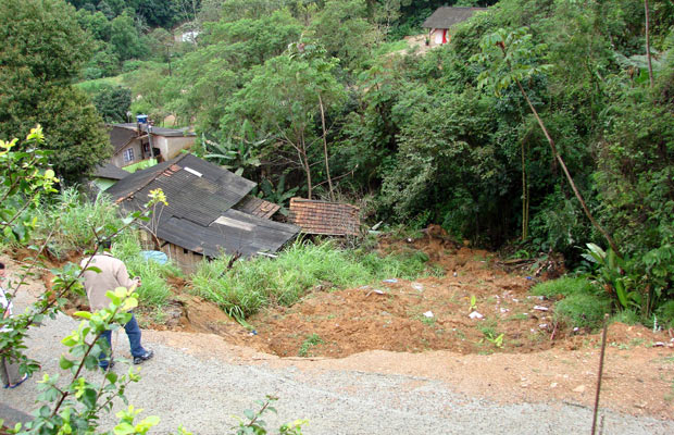Deslizamento de terra atingiu uma casa em Jaraguá do Sul; ninguém ficou ferido (Foto: Tanuí Tavares Filho/PMJS)