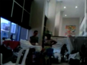 Câmera flagra pacientes em macas no Hospital Geral de Fortaleza (Foto: TV Verdes Mares/ Reprodução)