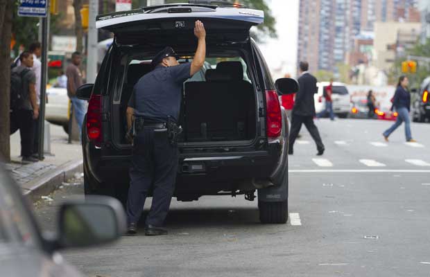 Policiais da divisão antiterrorismo de Nova York vistoriam carros nesta sexta-feira (9) (Foto: AP)