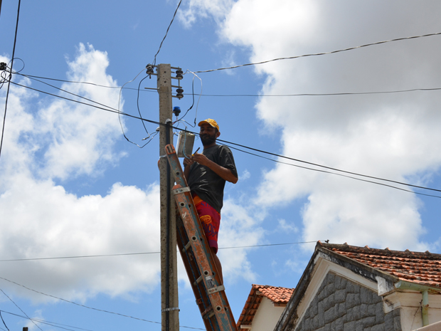 Apenas técnicos da empresa de fornecimento de energia na Paraíba, a Energisa, são autorizados a manusear a fiação.  Um choque nesses fios pode levar alguém à morte (Foto: Walter Paparazzo/G1)