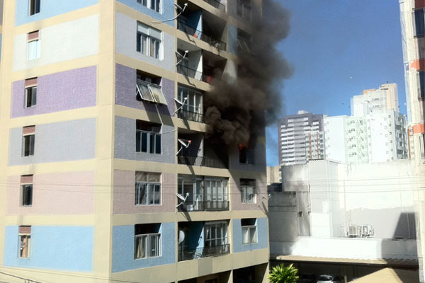 Prédio pega fogo no bairro da Pituba, em Salvador (Foto: Eduardo Pelosi/Arquivo Pessoal)