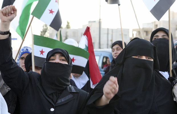 Sírios que vivem na Jordânia protestaram em frente à embaixada síria em Amã nesta quinta (Foto: Majed Jaber/Reuters)