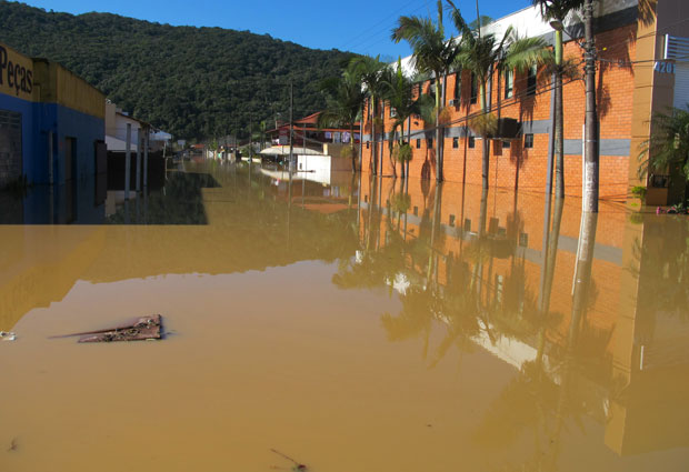 Casas proximas à entrada de Itajaí estao todas debaixo d'água (Foto: Rosane D'Agostino)