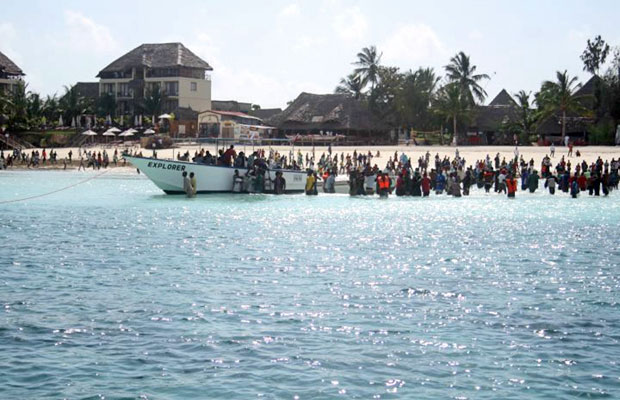 Pessoas aguardam informações de sobreviventes em frente ao resort turístico de Nungwi, na Tanzânia (Foto: Marton Dunai/Reuters)
