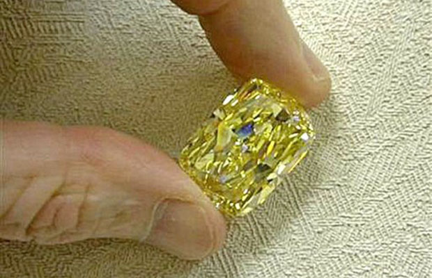 O diamante de 43,51 quilates conhecido como 'Olho de ouro' foi confiscado em uma investigação contra lavagem de dinheiro e tráfico de drogas na casa de um empresário de Ohio, nos EUA. Após ir para leilão, a pedra foi levada por US$ 2,8 milhões. (Foto: AFP)