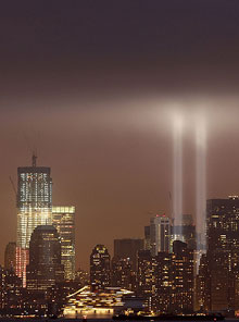 Após inauguração, memorial é iluminado em Nova York (Gary Hershorn/Reuters)
