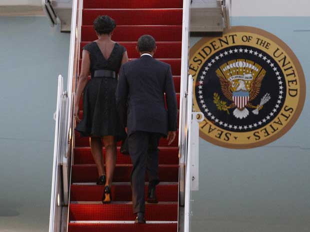 O presidente dos EUA, Barack Obama, e a primeira-dama, Michelle, sobem no Air Force One na base Andrews, neste domingo (11). O casal viaja para Nova York, Shanksville e volta ao Pentágono para participar das cerimônias em memória das vítimas dos atentados do 11 de Setembro (Foto: AP)