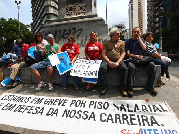 Professores acorrentados na Praça Sete. (Foto: Charles Silva Duarte/O Tempo/AE)