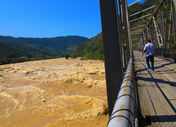 Águas do rio Itajaí-Açu fazem ponte tremer em Ibirama, Santa Catarina (Foto: Rosanne D'Agostino/G1)