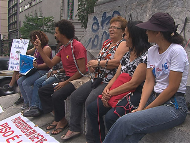 Professores acorrentados na Praça Sete. (Foto: Reprodução/TV Globo)