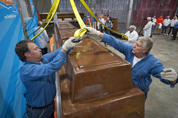 Chocolate com mais de 5 toneladas é pesado em Chicago nesta terça (13) (Foto: Brian Kersey/World's Finest Chocolate/AP)
