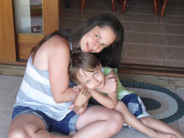 Daniela com o meio-irmão de seu filho nos Estados Unidos. Ela entrou em contato com uma mãe norte-americana que havia usado o sêmen do mesmo doador. (Foto: Arquivo pessoal / via BBC)