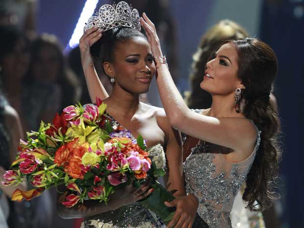 A angolana Leila Lopes é coroada Miss Universo. (Foto: Paulo Whitaker / Reuters)