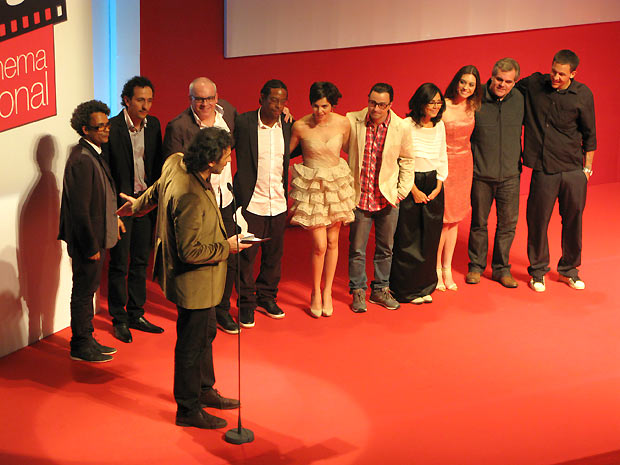 O produtor Marcos Prado (ao microfone) e parte do elenco e equipe técnica do longa 'Tropa de elite 2': filme venceu 5 das 6 categorias a que foi indicado (Foto: Henrique Porto/G1)