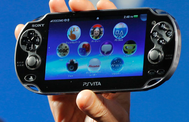 PS Vita tem formato similar o PSP, mas conta com tela maior e sensível ao toque (Foto: Itsuo Inouye/AP)