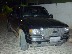 Carro usado na fuga foi abandonado em cidade da Paraíba (Foto: Divulgação/9º BPM)