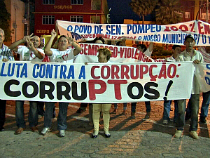 Manifestantes comemoravam habeas corpus negado pela Justiça à defesa do prefeito. (Foto: TV Verdes Mares/ Reprodução)