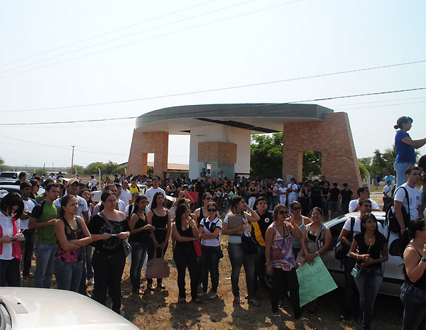 Alunos fecharam portões e trancaram matrículas na UFCG, em Patos (Foto: Vicente Conserva/G1)