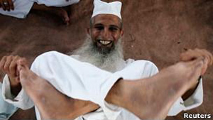 Praticante de risoterapia levantando o astral em campo de ioga na Índia (Foto: Reuters / via BBC)