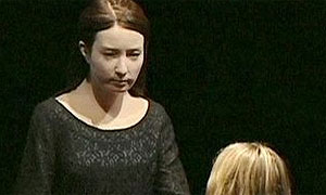 Mulher-robô contracena com atriz em peça de teatro (Foto: Reprodução)