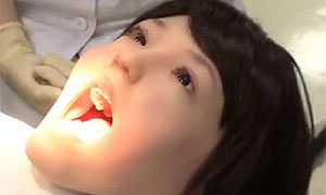 Robô para treinar dentistas pode simular dor e até ficar engasgado (Foto: Divulgação)