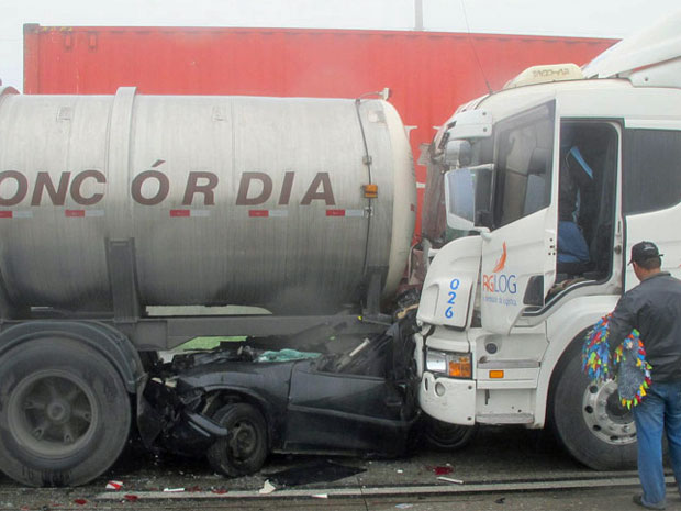 Carro ficou completamente destruído sob caminhão (Foto: Raphael Prado/G1)