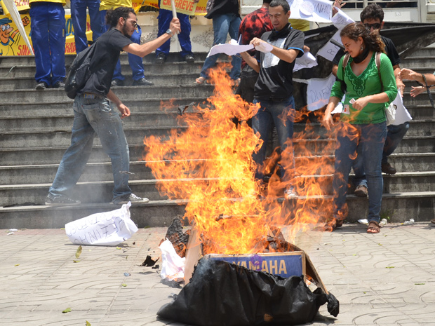 Protesto de estudantes na prefeitura de JP (Foto: Walter Paparazo/G1)