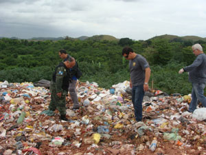 Policiais fazem inspeção no aterro sanitário em Magé (Foto: Divulgação/Inea)