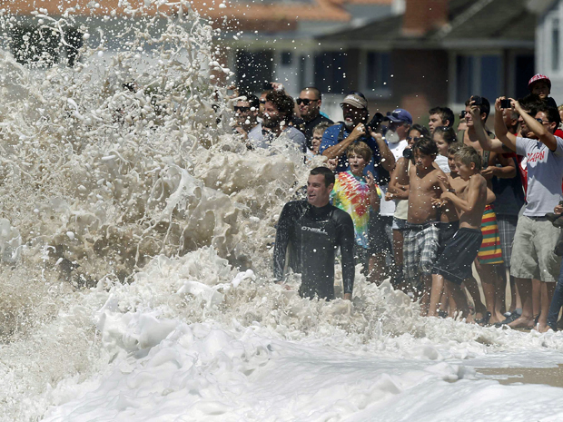Moradores da Califórnia em praia durante competição esportiva em setembro deste ano (Foto: Alex Gallardo/Reuters)