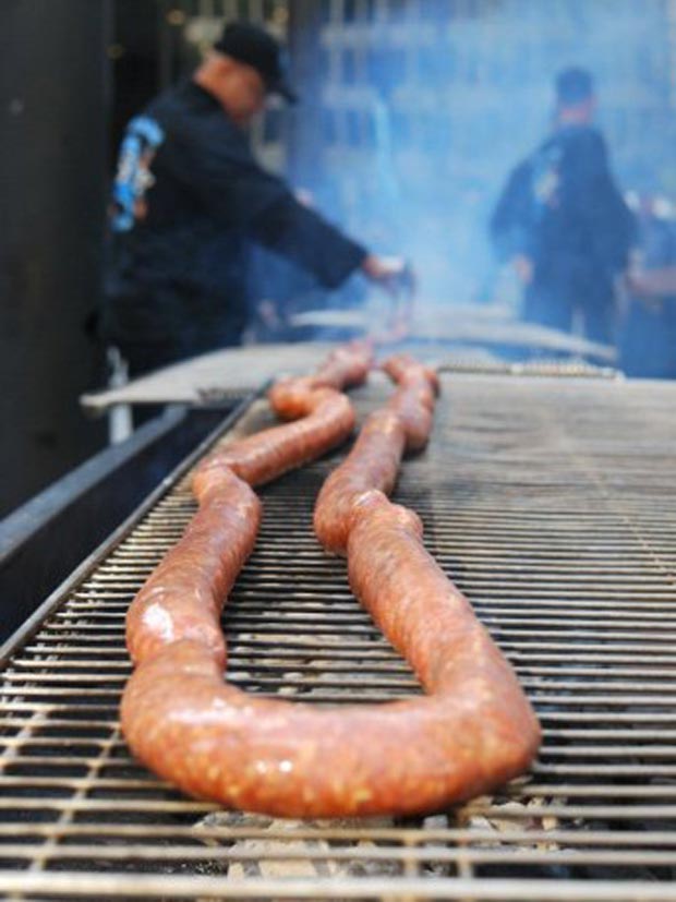 Chefs prepararam salsicha de 14,40 metros de comprimento. (Foto: Mira Oberman/AFP)