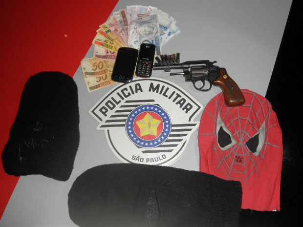 Homem e dois adolescentes foram detidos usando máscaras durante tentativa de roubo (Foto: Divulgação/Polícia Militar)