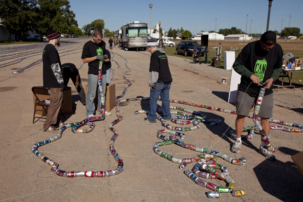 Organizadores juntaram um total de 66.343 latas. (Foto: Mike Roemer/AP)